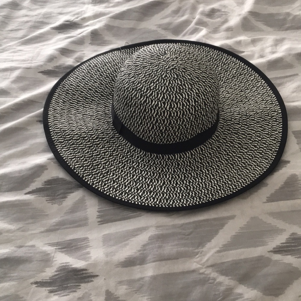 Black and white sun hat